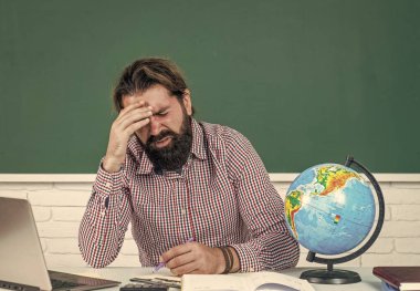 Yorgun bir inek uyukluyor, baş ağrısı çekiyor, stres yapıyor.