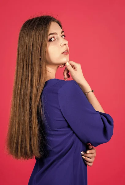 Cabello como el fuego. en el salón de peluquería. belleza natural. cabello sano y liso. — Foto de Stock