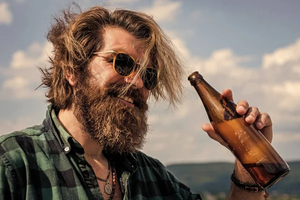 Şerefe! Vücuttaki su dengesi. Susuz kalma. Rahatla ve rahatla. Modern görünümlü sakallı hippi bira içer. Alkol kavramı. Bıyıklı, susamış, yakışıklı, yakışıklı adam. — Stok fotoğraf