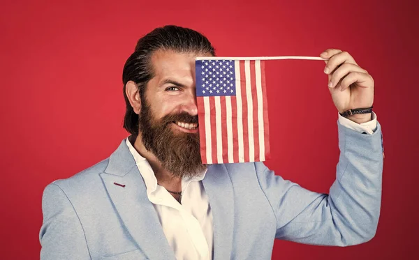 Καλά καλλωπισμένο άνθρωπος σε επίσημο ένδυμα γάμου έχει γένια κρατήσει σημαία ΗΠΑ, ημέρα ανεξαρτησίας — Φωτογραφία Αρχείου