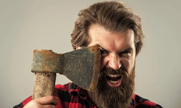 Homem brutal lenhador com machado cortar cabelo, barbeiro — Fotografia de Stock