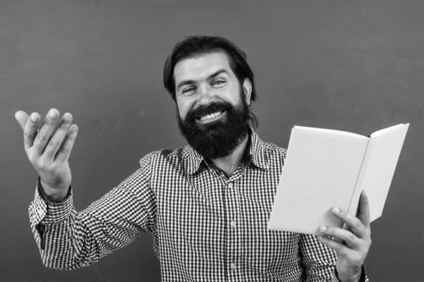 Gelukkig volwassen college guy holding boek, geluk — Stockfoto