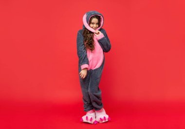 rahat bir uyku giysisi içinde utangaç bir çocuk. Tatlı rüyalar. Rahat pijama ya da bornoz..