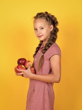 Çocuk beslenme ve çocukluk döneminde vitamin yemek için sağlıklı elma meyvesi tutuyor.