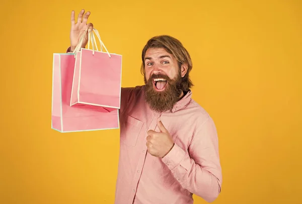 Brutális szakállas férfi tartsa jelen vagy ajándék csomag, ünneplés — Stock Fotó