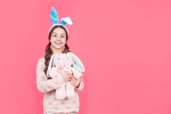 ハッピーイースターティーン女の子でウサギの耳とパジャマ遊びとともにおもちゃ、コピースペース、イースター — ストック写真