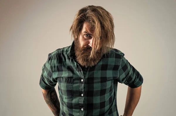 髭と流行の髪型をした大人の男バーバーショップ — ストック写真