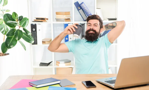 Onnellinen liikemies juo kahvia rentoutuen toimistossa, tauko — kuvapankkivalokuva