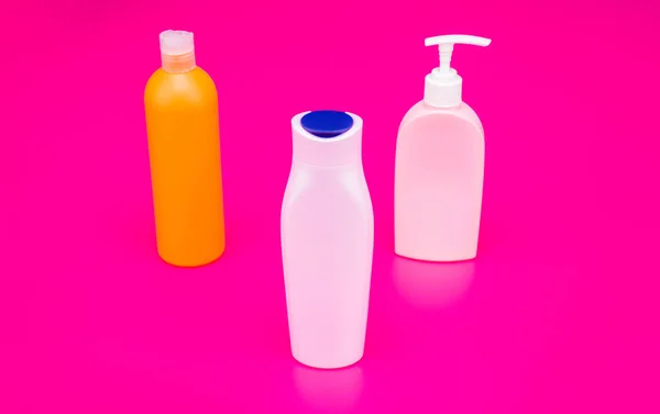 Recipientes de produtos de banho cosméticos HDPE recarregáveis com tampas de aleta e dispensador de bomba, garrafas — Fotografia de Stock