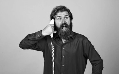 Ne güzel bir sürpriz. Yakışıklı adam sohbet ediyor. Retro telefonlu, sakallı, olgun bir hippi. Kafkasyalı vahşi adam telefonda konuşuyor. İletişim konsepti. Sakallı adam telefona cevap ver.