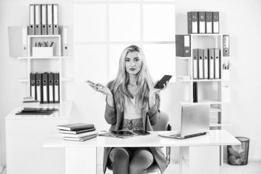 Ofis hayatı. Yeni teknoloji ve dijital cihaz. Patronun dizüstü bilgisayarı ve akıllı telefonu var. İşi başkasına vermek. Tableti ve telefonu olan başarılı bir iş kadını. Kadın CEO modern tablet kullanıyor. Doğru seçimi yap.