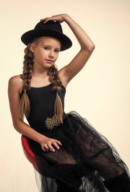 Moda mankeni beyaz tenli, modacı çocuk.