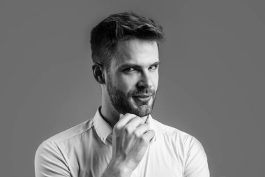 Moda tarzı olan şık bir adam. Ofis kıyafeti, kuaför.