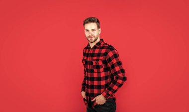 Kareli tişörtlü genç yakışıklı adamın yüzünde kıllar var, tarzı var.