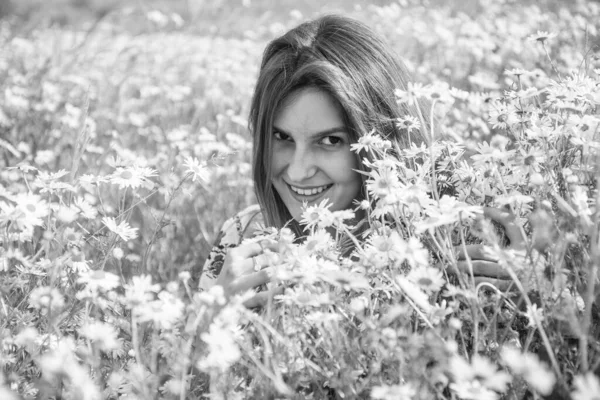 幸せを感じる。薬草だ。ヘルスケアの概念です。カモミールの花畑の美しい女性。夏と春の自然。季節の美しさの風景。カモミールの牧草地で育った。休暇 — ストック写真