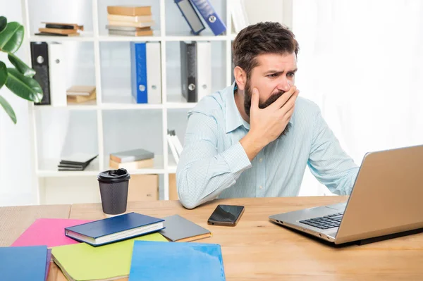 Напружений бізнесмен, який працює на ноутбуці в офісі, стрес — стокове фото