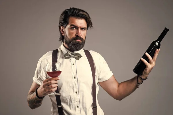한 번해 보 세요. 우아 한 사업가는 공식 행사를 위해 나비 넥타이를 매고 있습니다. 술을 많이 마시는 편. 바텐더. 멋진 남자 바텐더네요. 와인 잔을 마신다. 참고 있는 사람은 붉은 포도주를 마신다 — 스톡 사진