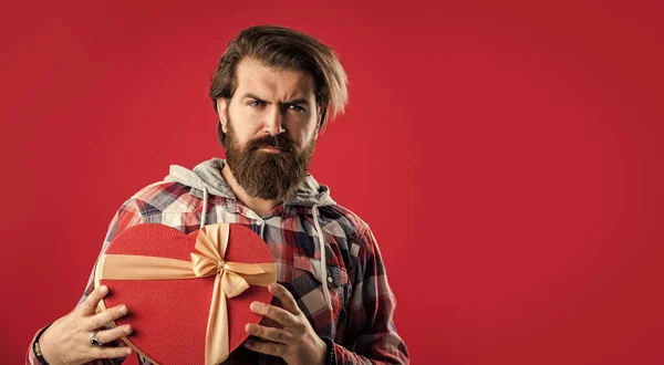 Jóképű szakállas srác szakállal és bajusszal tartsa ajándék szerelem dátum, jelen — Stock Fotó