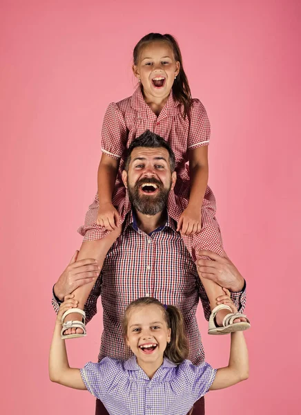 Padre e hijos pasan tiempo juntos y se divierten, día de los padres —  Fotos de Stock