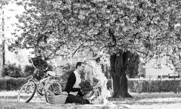 Min skatt. Romantiskt förslag. Njuter av deras perfekta dejt. Par koppla av i parken med cykel. Romantisk picknick med vin. Ett par i kärlekspicknick. Vårhelgen. Älskar sensuella kyssar — Stockfoto