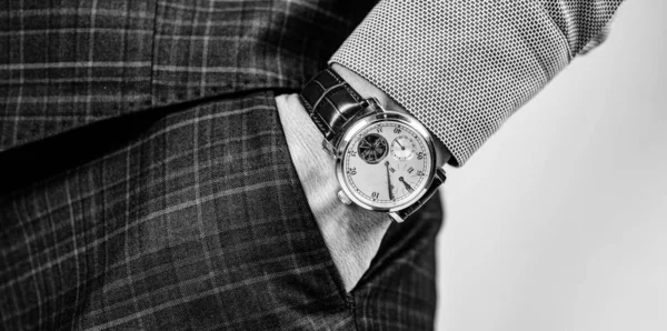 Montre poignet homme de luxe portée sur le bras dans la poche pantalon, le temps — Photo