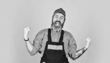 Yardım hizmetleri. Yakışıklı inşaat işçisi. Evde bozuk teknisyenleri tamir ediyorum. Elektrikçi tesisatçı tamirci. Ustayı ara. Yenileme konsepti. Becerikli bir işçi. İşçi. Tamirci deneyimli işçi