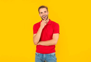 Kendine güvenen ve yakışıklı, tıraşsız adam. Erkek modası. Erkeklerin güzelliği.