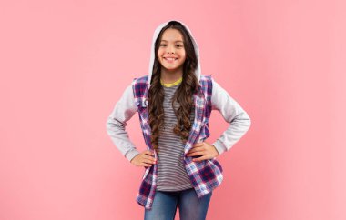 Pembe arka planda kıvırcık saçlı pozitif çocuk, hippi.