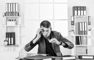 Ofiste başı ağrıyan bir iş adamı. Erkek yönetici dizüstü bilgisayarda çalışıyor. Modern işyerinde meşgul bir adam. Patron ya da çalışan. Profesyonel sekreter olmak. Yetenekli ve başarılı CEO. Şimdi yap.