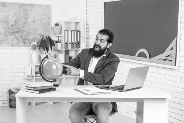 Aprobar el examen. aprender el tema. Geógrafo. hombre feliz con barba mira el globo. geografía estudiando. educación informal. estudiante masculino se sienta en el aula de la escuela con mapa. cree en ti — Foto de Stock