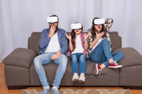 Madre sorprendida padre e hija en gafas de realidad virtual, tecnología futura — Foto de Stock
