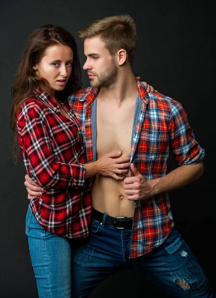 Vztah mladé dívky a chlapa na černém pozadí, sounáležitost — Stock fotografie