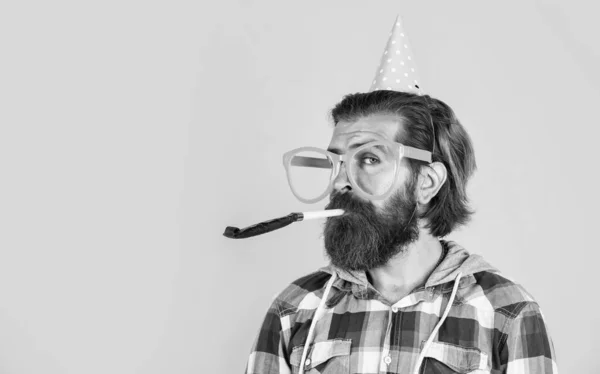 Holiday celebration. happy birthday to you. corporate party celebrate. hello summer. summer vacation party. feel the happiness. happy man with beard. man in party glasses with horn. copy space — Stock Photo, Image