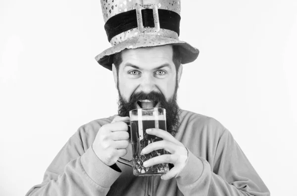 Cultura irlandesa. Homem barbudo hipster engraçado chapéu beber cerveja cerveja. Cerveja verde colorida. Cerveja verde parte da celebração. Um pub irlandês. Consumo de álcool parte integrante dia santo patricks. Conceito de saúde — Fotografia de Stock