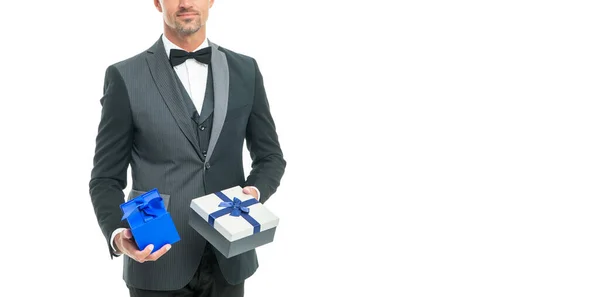 Bijgesneden man in smoking en vlinderdas houden huidige doos geïsoleerd op wit met kopieerruimte — Stockfoto