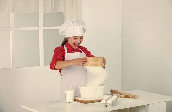 요리사 복장을 하고 요리하는 어린 빵집 아이 — 스톡 사진