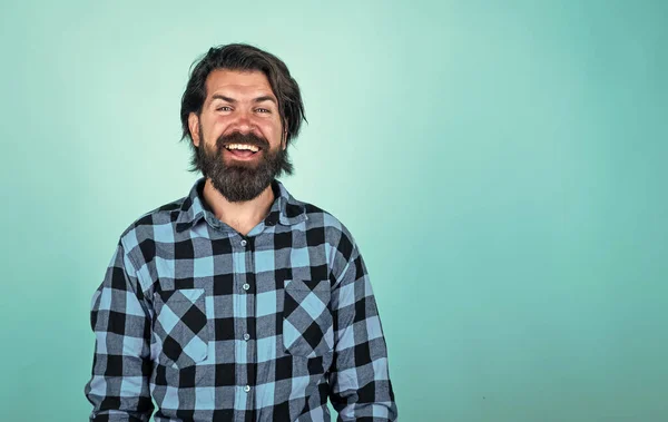 Barbiere maturo su sfondo blu. mascolinità e carisma. stile moda casual. hipster barbuto dall'aspetto moderno. concetto di parrucchiere. brutale bell'uomo con i baffi. posto per spazio di copia — Foto Stock