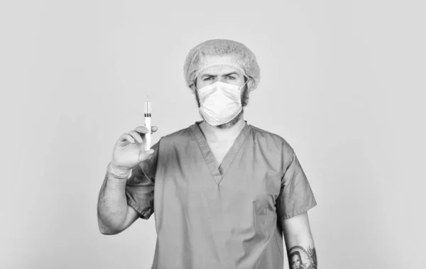Epidemia de coronavirus de China. médico maduro utilizar la jeringa en la máscara respiratoria. Enfermera experta en inyección. el trabajador sanitario marca la vacuna en jeringa. Médico o enfermero que administra la vacuna contra el virus — Foto de Stock