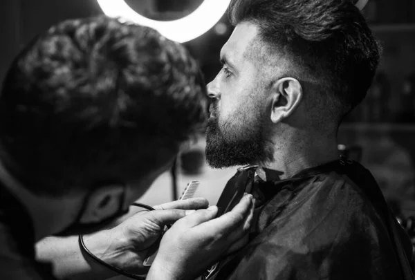 Great time at barbershop. barber master cut hair. mature hipster with beard at hairdresser. brutal hipster making new hairstyle. barbershop. male trendy hairdo. perfect haircut with blade razor — Stock Photo, Image