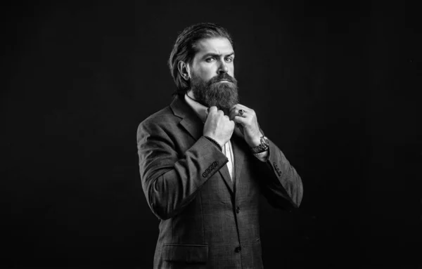턱수염 남자 회색 양복 회사 스타일, 회사 감독 컨셉 — 스톡 사진