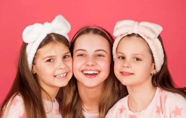 Retrato de niños felices con caras sonrientes en el fondo rosa de la ropa de casa —  Fotos de Stock
