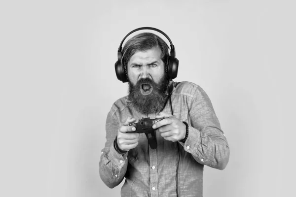 Mature barbu guy has long hair wearing headphones use tv game console, digital age — Photo