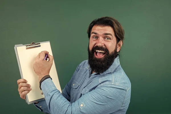Hombre guapo con barba y bigote mostrando papel de documento para hacer notas, espacio de copia, proyecto — Foto de Stock