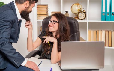 İş yerinde flört etmeye devam ediyor. Yöneticiyle flört eden bir asistan. Mutlu kadın adamı sakalından çeker. Ofis aşkı