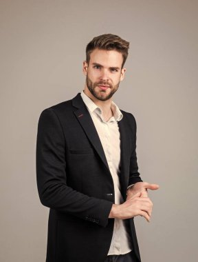 Hırslı. Şık bir erkek resmi kıyafetler giyer. İş görünümlü sakallı bir adam. moda ve güzellik. Berber dükkanı konsepti. Erkekler giyer. Kendine güvenen iş adamı Takım elbiseli genç yakışıklı adam.