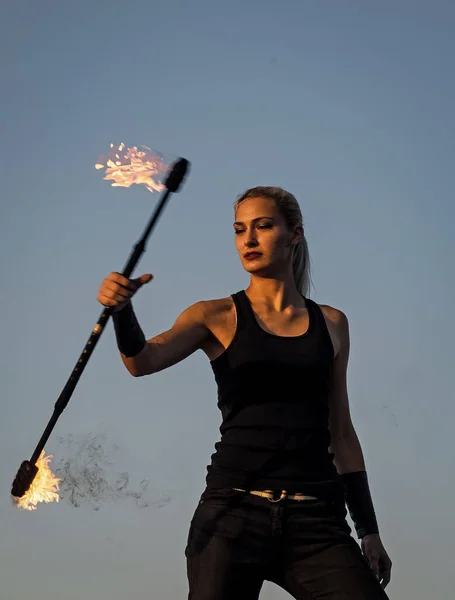 Sensual mujer manipulador de fuego realizar flameante bastón girando cielo azul noche al aire libre, peligroso —  Fotos de Stock