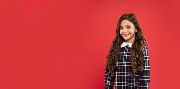 Chica adolescente feliz con el pelo rizado largo sobre fondo rojo, espacio de copia, belleza — Foto de Stock