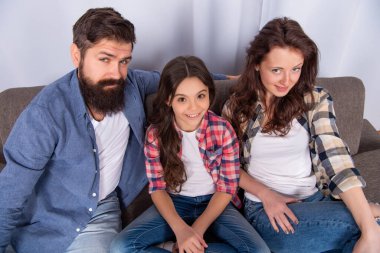 Mutlu aile portresi. Evdeki kanepeye otur, aile günü.