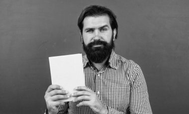 Yakışıklı, olgun bir üniversiteli elinde kitap, edebiyat.