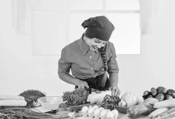 野菜で夕食を作って食べる女の子 — ストック写真